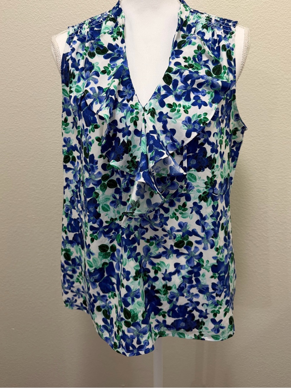 Ann Taylor petite floral sleeveless blouse with ruffle, Petite Large